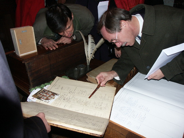 Gerard 't Hooft and Carlo Beenakker inspect the book of visitors.