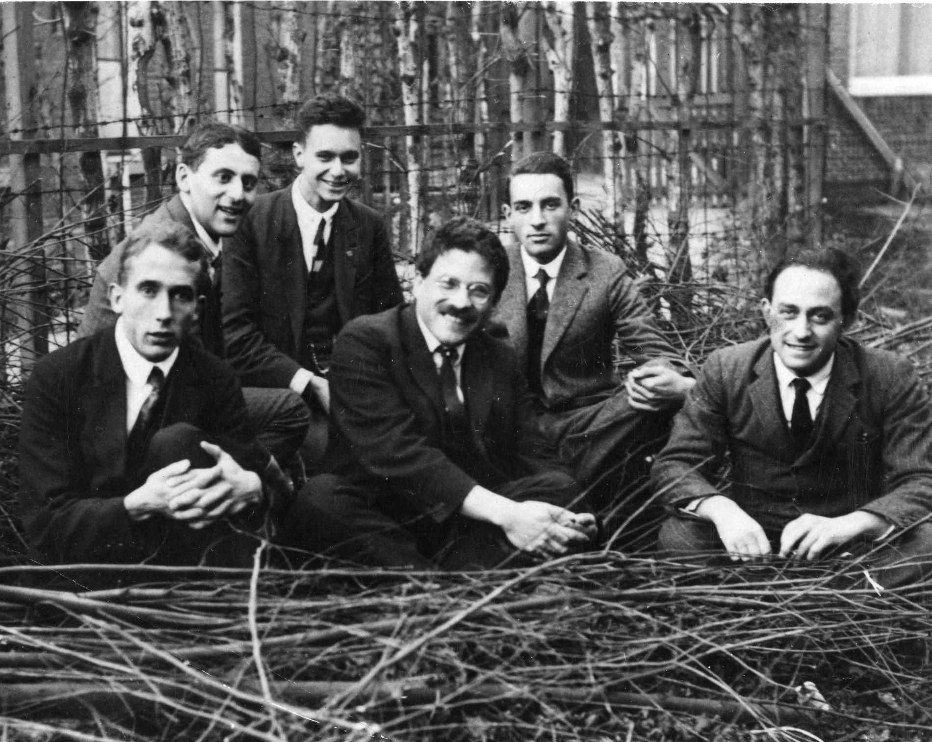Dieke, Goudsmit, Tinbergen, Ehrenfest, Kronig, Fermi; Leiden 1924; Wikimedia Commons