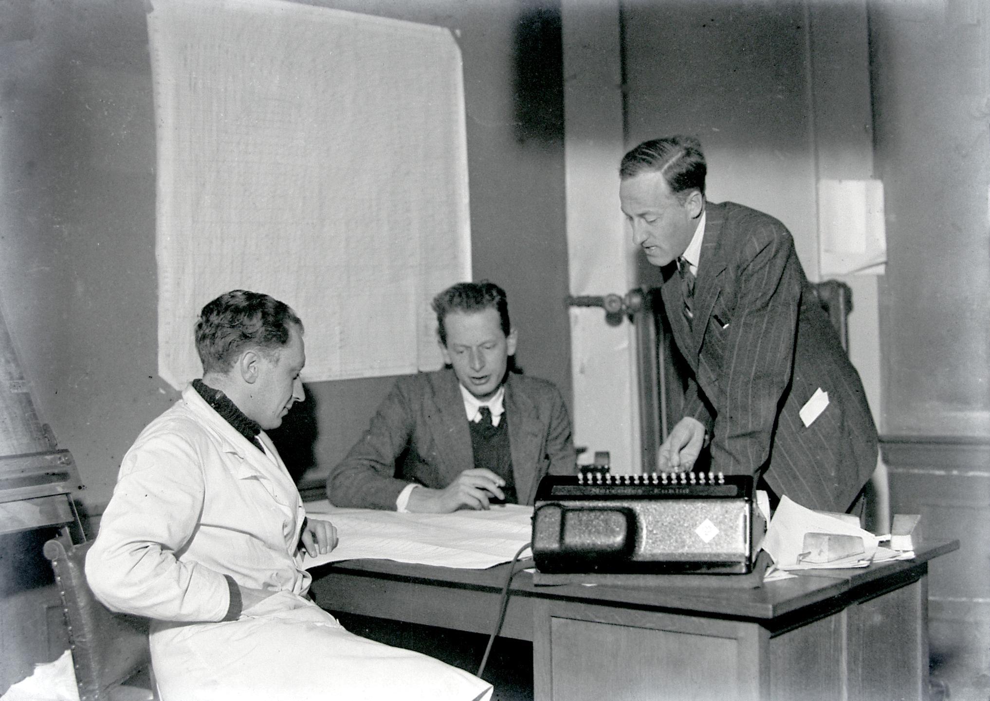 Arie Bijl with colleagues, archives of the Kamerlingh Onnes Laboratory