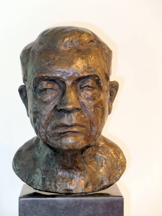 bronze buste of H.B.G. Casimir, by Noor Koehler, collection Instituut-Lorentz